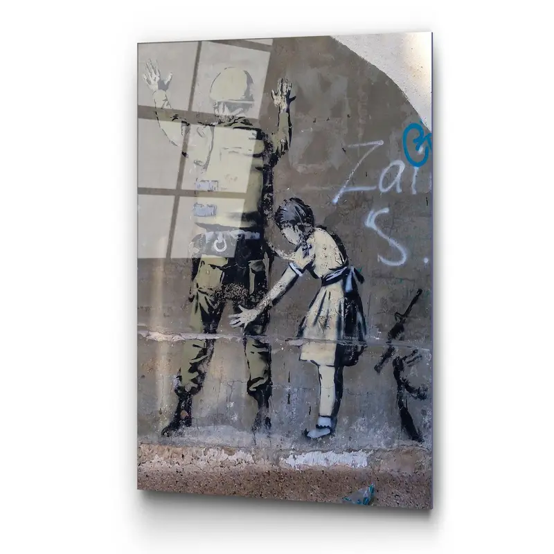 Banksy Kız ve Asker Cam Tablo - Bej
