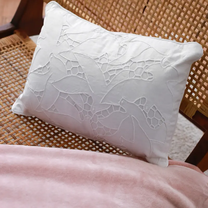 Marbella Delik İş Keten 30x40 cm Kırlent Kılıfı
