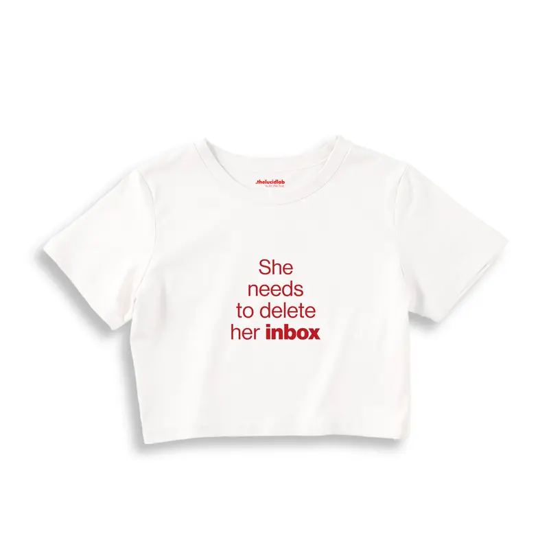 She Needs To Delete Her Inbox Crop Tişört