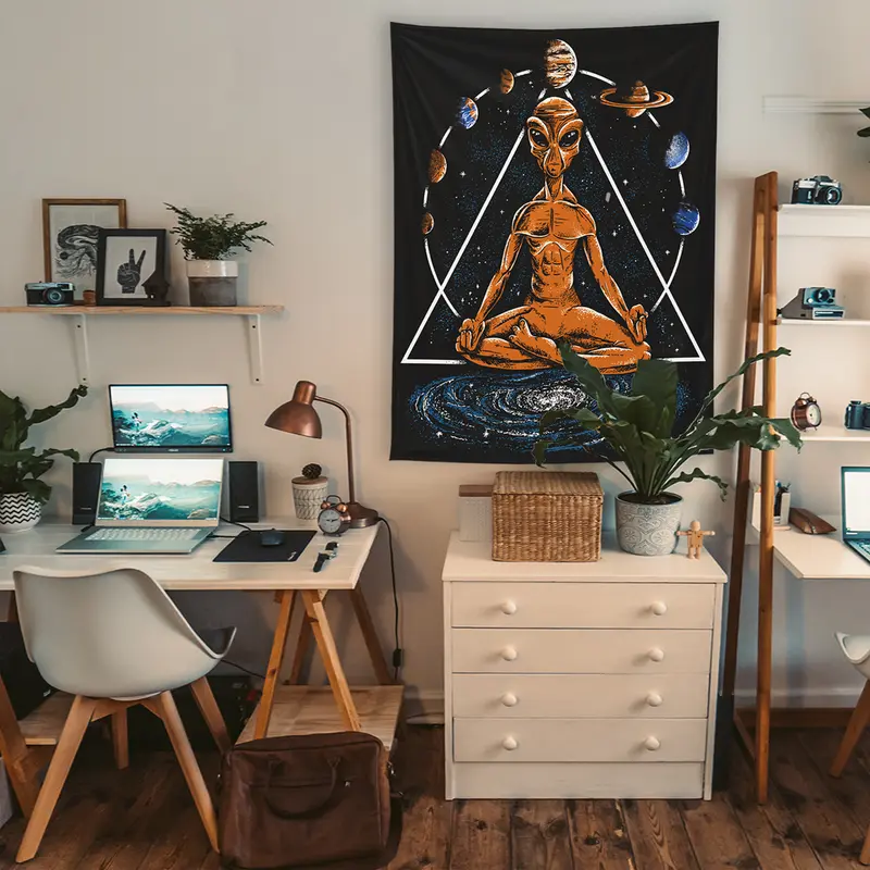 Uzaylı Yogi Duvar Örtüsü